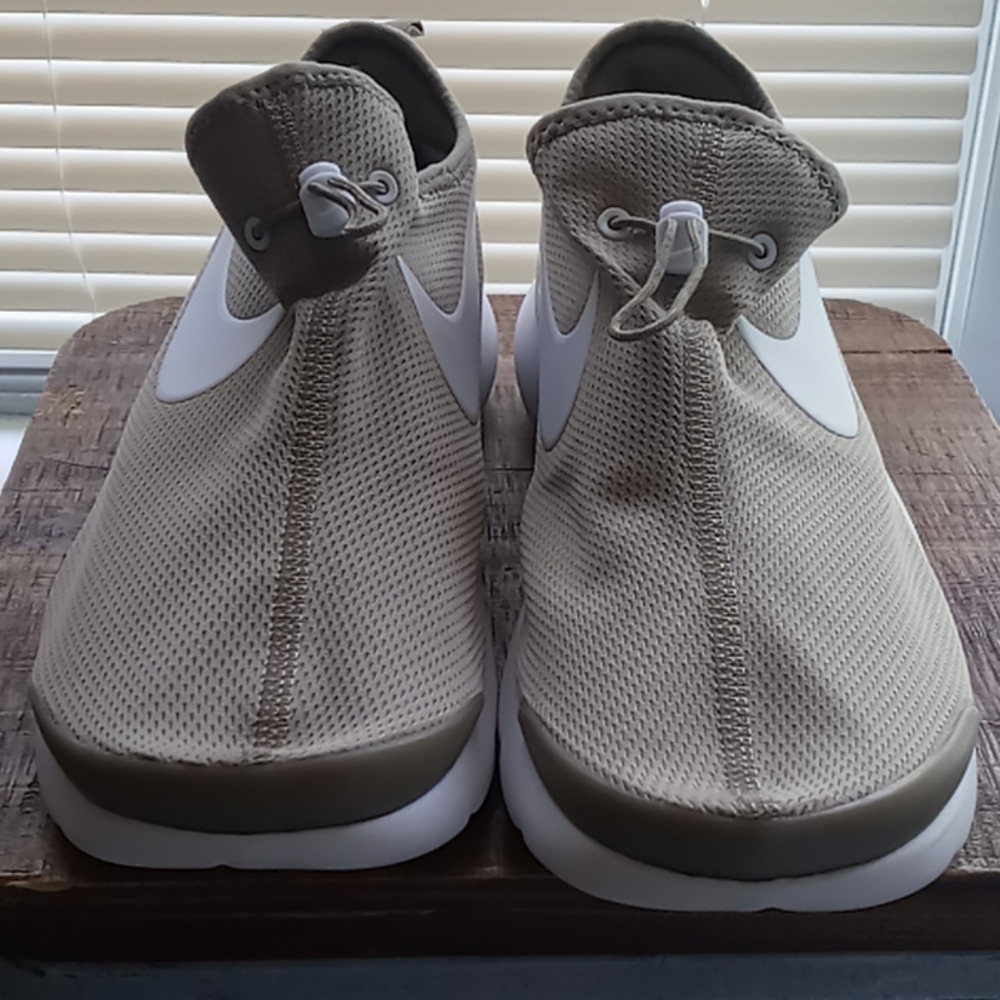Nike mens low top shoes